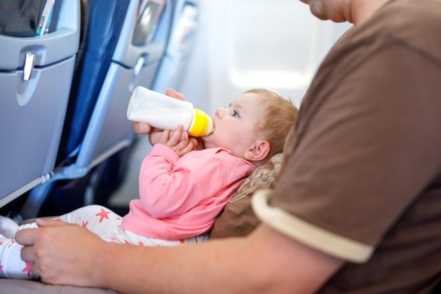 Ilustrasi Bayi Minum Susu di Pesawat Foto: Shutter Stock