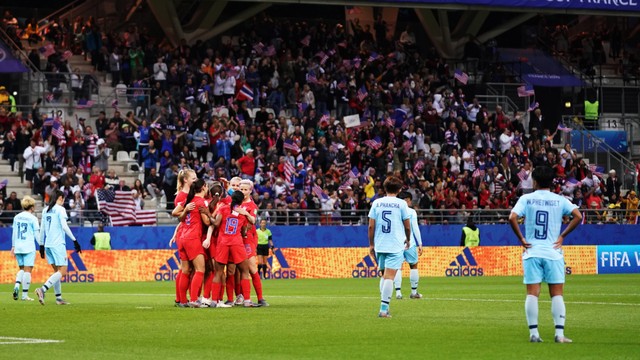 Timnas Wanita AS merayakan gol ke gawang Thailand. Foto: Lionel BONAVENTURE / AFP
