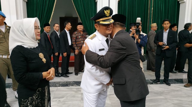 Gubernur Jawa Barat, Ridwan Kamil (kanan) dan Eka Supria Atmaja (tengah) usai pelantikan Bupati Kabupaten Bekasi, di Gedung Sate, Kota Bandung, Rabu (12/6). Foto: Rachmadi Rasyad/kumparan