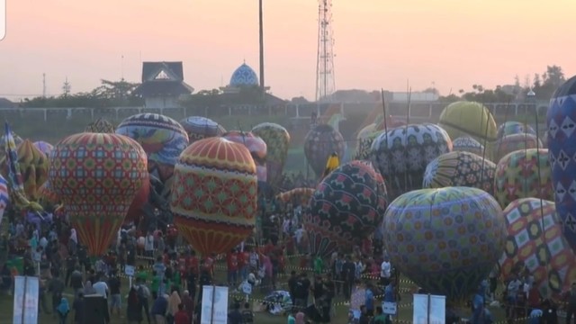 Tradisi menerbangkan balon udara saat syawalan di Pekalongan, Rabu (12/6). (Foto: Syaifullah)