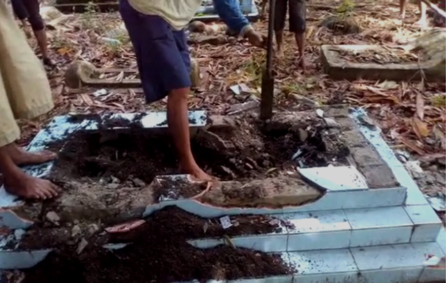 Makam Ibu Rusli Ngampa dibongkar paksa dari TPU Pangkarodde ke TPU Patene (Makassar Indeks).