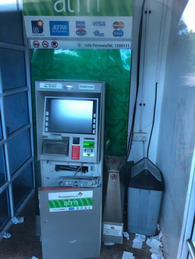 Mesin ATM Bank Permata tampak sudah dirusak maling yang gagal mengambil uang dalam mesin tersebut. (Foto: ist)