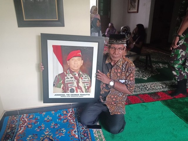  H. M Asri Syamsuddin kakak ipar almarhum memperlihatkan foto Jenderal (Purn) George Toisutta (Makassar Indeks).