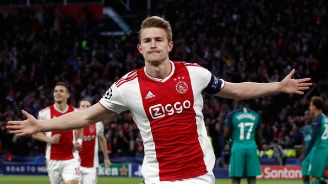 Matthijs de Ligt menjadi komoditas panas di bursa transfer kali ini setelah tampil impresif bersama Ajax Amsterdam. Foto: Adrian DENNIS / AFP