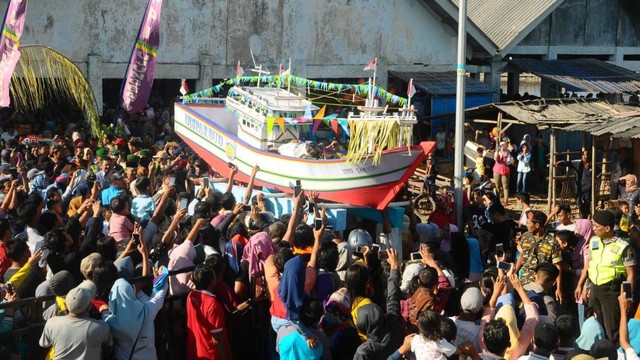Pesta Lomban di Pantai Kartini, Jepara