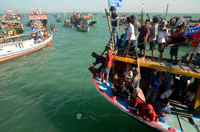 Pesta Lomban di Pantai Kartini, Jepara (NOT COVER)