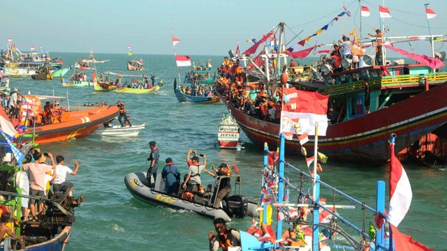 Pesta Lomban di Pantai Kartini, Jepara