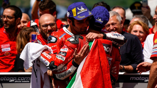 Danilo Petrucci memeluk Andrea Dovizioso usai menang di GP Italia 2019. Foto: Dok. Ducati Motor