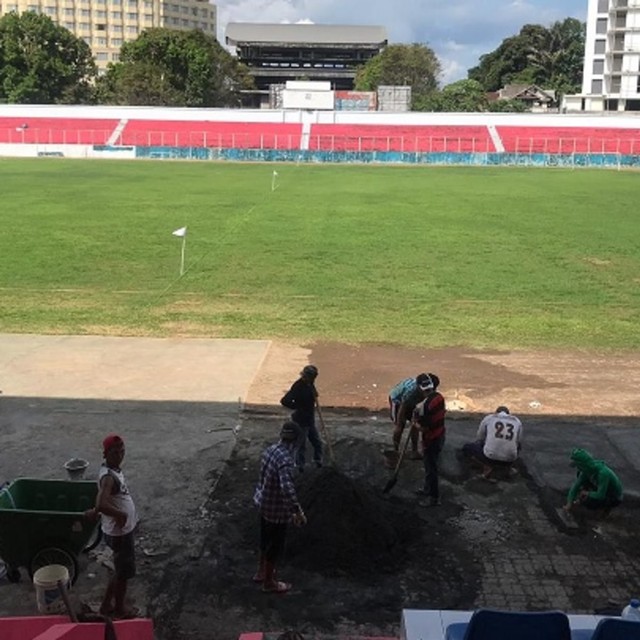 Pekerjaan perbaikan stadion Klabat yang akan menjadi home base tim Liga 2 Sulut United. Pekerjaan ini dikebut dan direncanakan harus selesai sebelum tanggal 17 Juni 2019 mendatang (foto: oktavian)