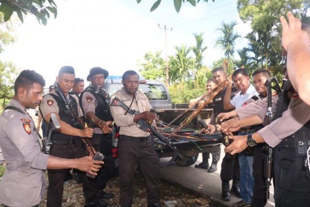 Polres Mimika razia senjata tajam di tiga lokasi di Kota Timika (Foto: Polda Papua)