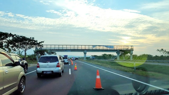 Mobil Terbalik di Tol Cipali KM 156 Arah Jakarta, Lalin Macet 2 Km (186090)
