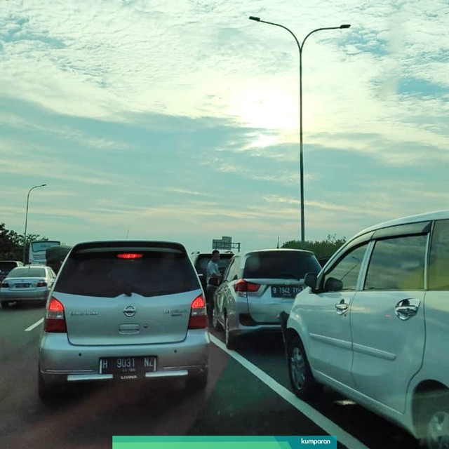 Tol Cipali Km 156 arah Jakarta macet 2 km karena ada kecelakaan mobil terguling. Foto: Indra Subagja/kumparan
