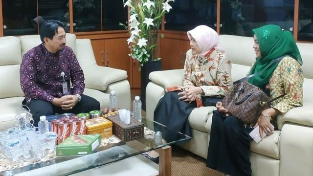 Bupati Barito Kuala Hj Noormiliyani AS (tengah) dan Dirjen PSP Kementan, Sarwo Edy (kiri) ketika meminta tambahan pupuk subsidi untuk Barito Kuala. Foto: Humpro Kalsel