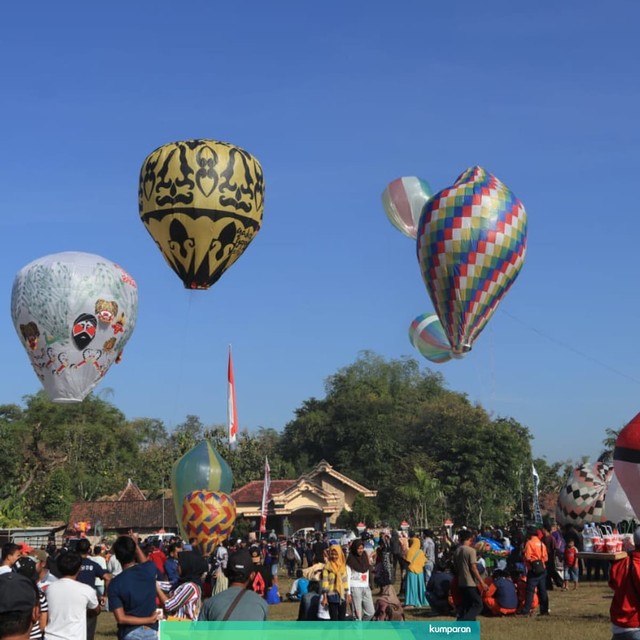 Beragam bentuk dan warna balon ramaikan Festival Balon Udara Ponorogo 2019. Foto: Aria Sankhyaadi/kumparan