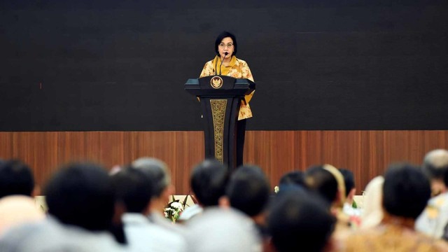 Menteri Keuangan Sri Mulyani memberi sambutan usai menerima laporan hasil pemeriksaan (LHP) atas laporan keuangan tahun 2018 di Gedung BPK, Jakarta, Rabu (12/6). Foto: ANTARA FOTO/Galih Pradipta
