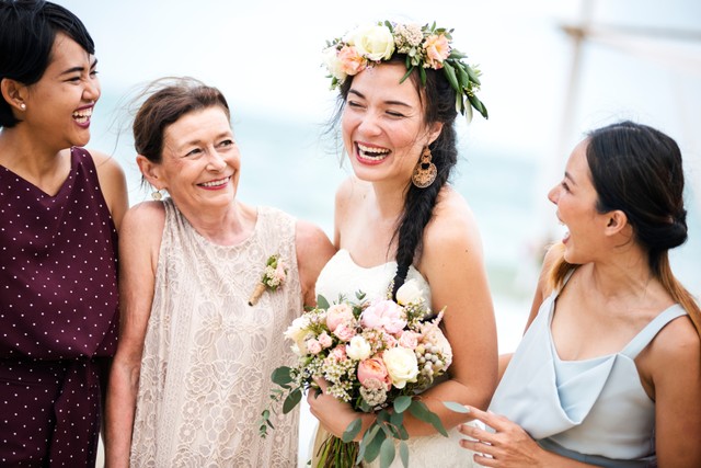 Ilustrasi merayakan pernikahan bersama sahabat dan keluarga Foto: Shutterstock