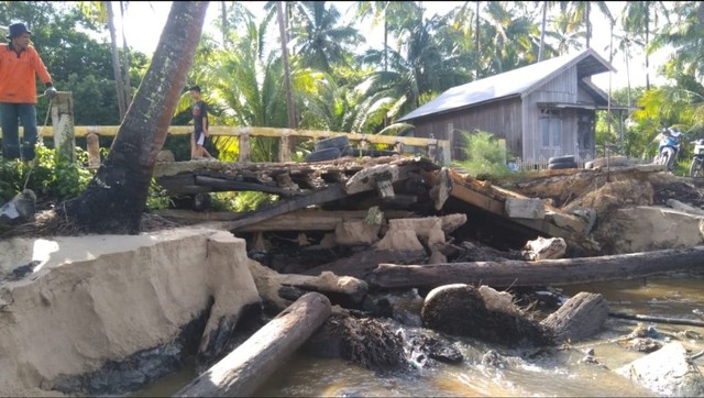 Kondisi jembatan penghubung Desa Keraya dan Desa Sebuai terputus. (Foto: warganet)