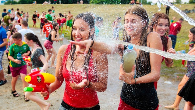 Para wanita Polandia basah karena disiram air Foto: Wikimedia Commons