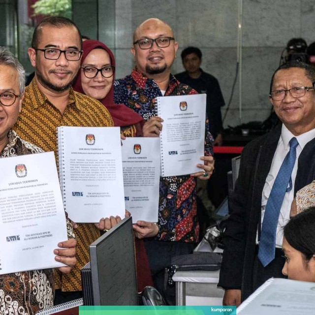 Ketua KPU Arief Budiman (kiri) saat menyerahkan berkas KPU di Mahkamah Konstitusi, Rabu (12/6). Foto: ANTARA FOTO/Aprillio Akbar