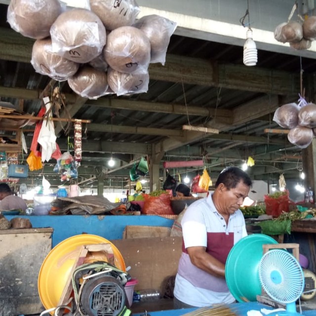 Meski minyak kelapa murni banyak diburu peminat, Bahtiar kerap keluhkan tempat atau lokasi jualan yang kurang mendukung. Foto: Rajif Duchlun/cermat