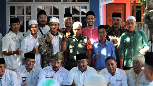 Para Kepala Dinas, Camat Ternate Utara, dan Babinsa Kelurahan Toboleu, berfoto bersama dengan beberapa pemuda Koloncucu. Foto: Rizal Syam/cermat