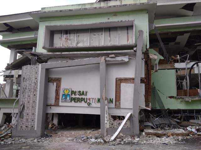 Gedung Perpustakaan IAIN Ambon yang roboh akibat tanah bergerak beberapa waktu lalu. (Foto: istimewa)