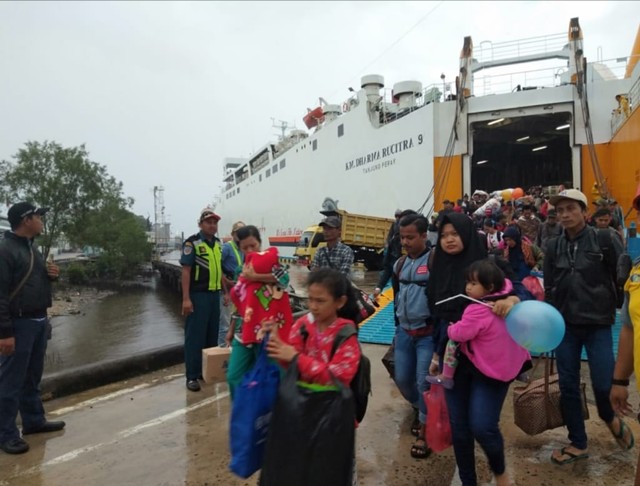 Penumpang kapal tiba di Pelabuhan Panglima Utar Kumai. (Foto: KSOP Kumai).