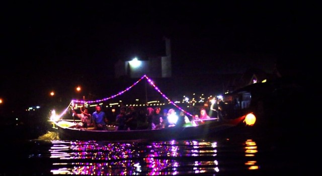 Perahu getek yang biasanya untuk transportasi penyeberangan disulap menjadi perahu wisata dengan hiasan lampu. (Foto: Fiyya)