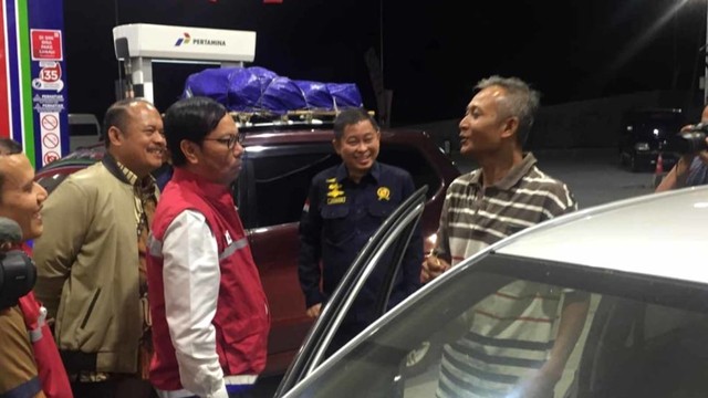Menteri ESDM Ignasius Jonan bersama Pertamina dan BPH Migas mengecek operasional beberapa SPBU di ruas Tol Semarang hingga Cirebon