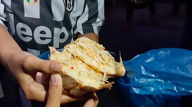 Ketupat jembut atau ketupat tauge, kuliner tradisi Syawalan di Semarang.