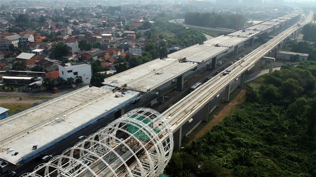 Area pembangunan infrastruktur, di ruas Jalan Tol Jakarta-Cikampek, di Bekasi. Foto: ANTARA FOTO/Risky Andrianto