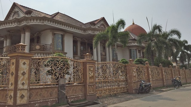 Tampak samping rumah mewah artis Muzdalifah Nur Ahmad yang dijual seharga Rp 30 miliar. Foto: Elsa Olivia Karina L Toruan/kumparan