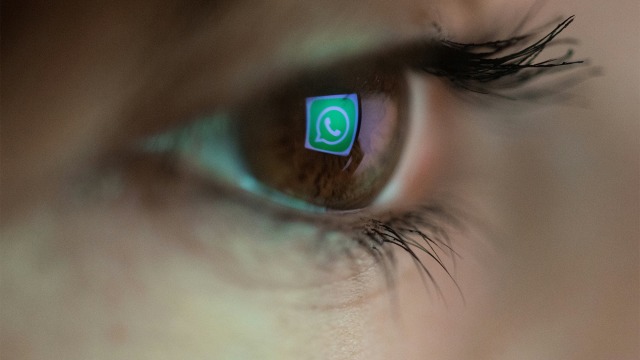 Gambar close-up logo WhatsApp di mata seorang. Foto: Christophe Simon / AFP