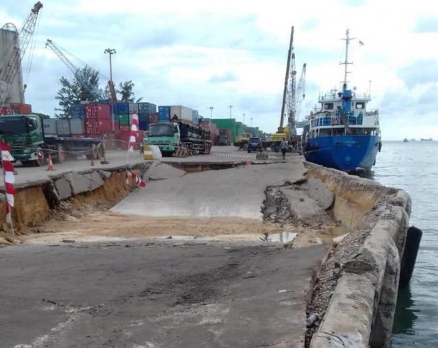 Sisi dermaga pelabuhan peti kemas Batu Ampar yang amblas (Foto: Yude/Batamnews) 