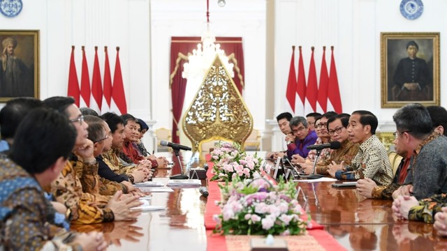 Presiden Joko Widodo (kedua kanan) didampingi Seskab Pramono Anung (ketiga kanan) menerima pengurus Asosiasi Pengusaha Indonesia (Apindo) di Istana Merdeka Jakarta, Kamis (13/6). Foto: ANTARA FOTO/Wahyu Putro A