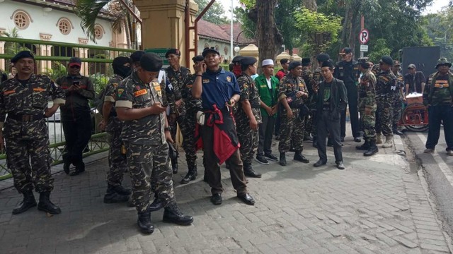 Massa Banser Penuhi Pengadilan Negeri Surabaya, Jawa Timur, Kamis (13/6). Foto: Yuana Fatwalloh/kumparan