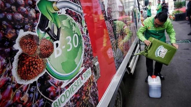 Pengisian bahan bakar Biodiesel B30 pada truk di Kementerian ESDM. Foto: Jamal Ramadhan/kumparan