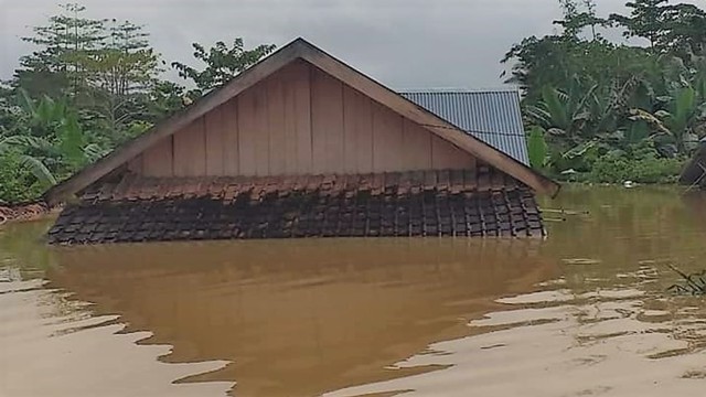 Rumah milik warga di Kabupaten Konawe, yang masih terendam banjir hingga saat ini, Kamis(13/6). Foto: Istimewa.
