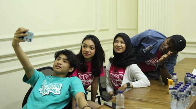 Keseruan pemain film DoReMi & You di kantor kumparan, Kamis (13/6). Foto: Saphira Shaleha Barseliana/kumparan