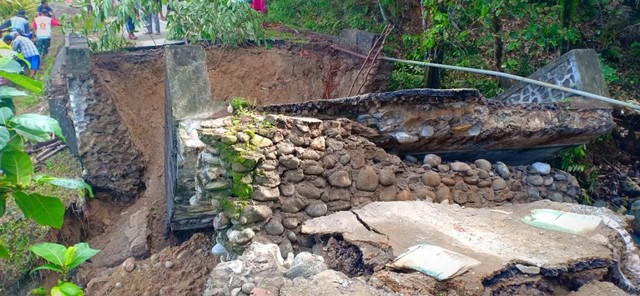 Kondisi Jembatan Air Gurita di Desa Larike, Kecamatan Leihitu Barat, yang ambruk pada Rabu (12/6). (Foto: istimewa)