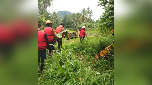 Tim SAR gotong jenazah korban minibus yang jatuh ke jurang PLTA Agam, Kamis (13/6). (BPBD Agam)