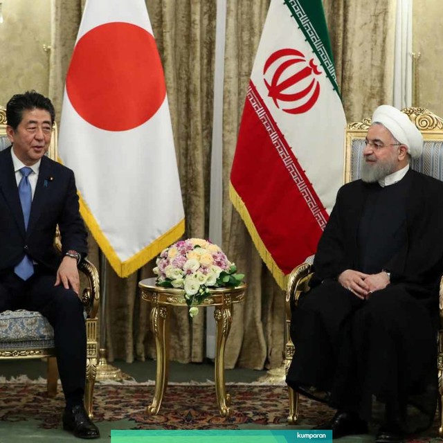 Perdana Menteri Jepang Shinzo Abe (kiri) saat bertemu Presiden Iran Hassan Rouhani, di Teheran, Iran, Rabu (12/6). Foto: Rauters