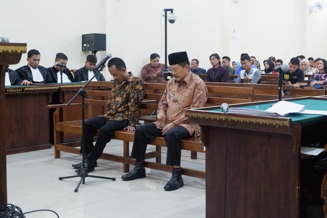 Terdakwa Sibron Aziz (kanan) dan Kardinal (kiri) saat menjalani sidang putusan di Pengadilan Tipikor Tanjungkarang, Kamis (13/6) | Foto : Obbie Fernando/Lampung Geh