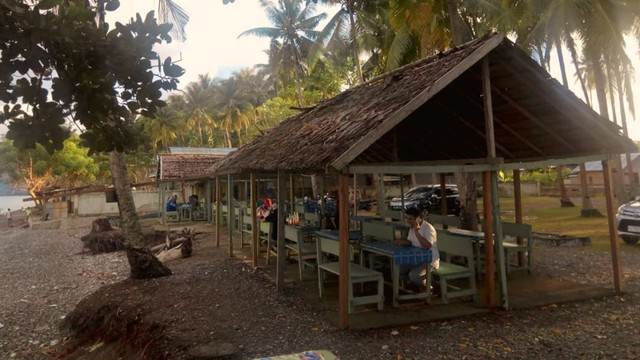 Tempat makan beratapkan rumbia yang dikelola warga Desa Wai Ipa. Foto: Idrus Ipa