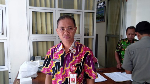 Asisten Pemerintahan dan Kesejahteraan Setda Pemkab Bojongoro, Djoko Lukito SSos MM, saat memberikan keterangan di Kantor DPMD Bojonegoro. Kamis (13/06/2019)