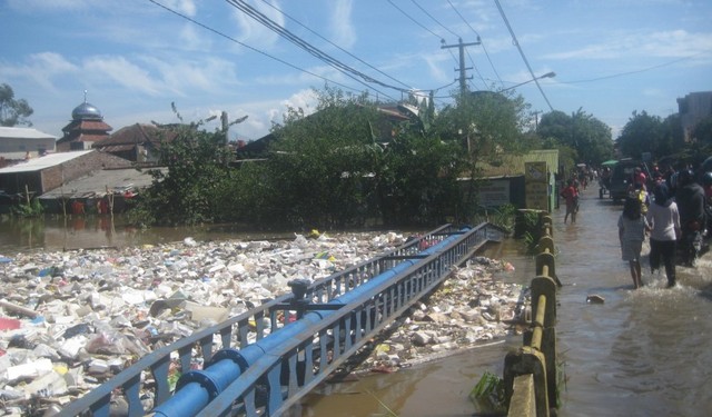 Ketika musim hujan, sampah dan luapan anak Sungai Citarum di Dayeuhkolot, Kabupaten Bandung, menimbulkan banjir. (Iman Herdiana)