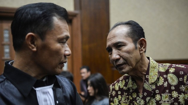 Terdakwa Hakim PN Jakarta Selatan nonaktif Iswahyu Widodo (kanan) berbincang dengan kuasa hukumnya. Foto: ANTARA FOTO/Nova Wahyudi