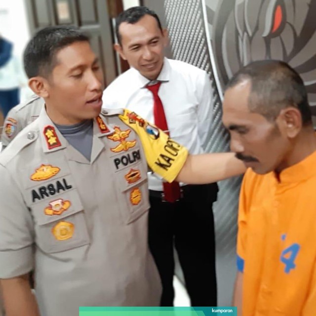 Kapolres Lumajang Akbp DR M Arsal (kiri), bersama tersangka (kanan) kasus pembunuhan yang diawali dari menggadaikan istri senilai Rp 250 juta. Foto: dok. Polres Lumajang