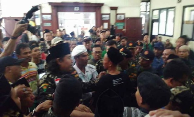 Adu mulut dan saling dorong antara massa FPI dan Banser di Pengadilan Negeri Surabaya