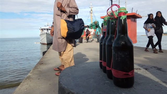 Empat botol masu Sula ukuran 620 Milliliter milik pemudik yang hendak ke Ternate dari pelabuhan Sanana. Foto: Idrus Ipa